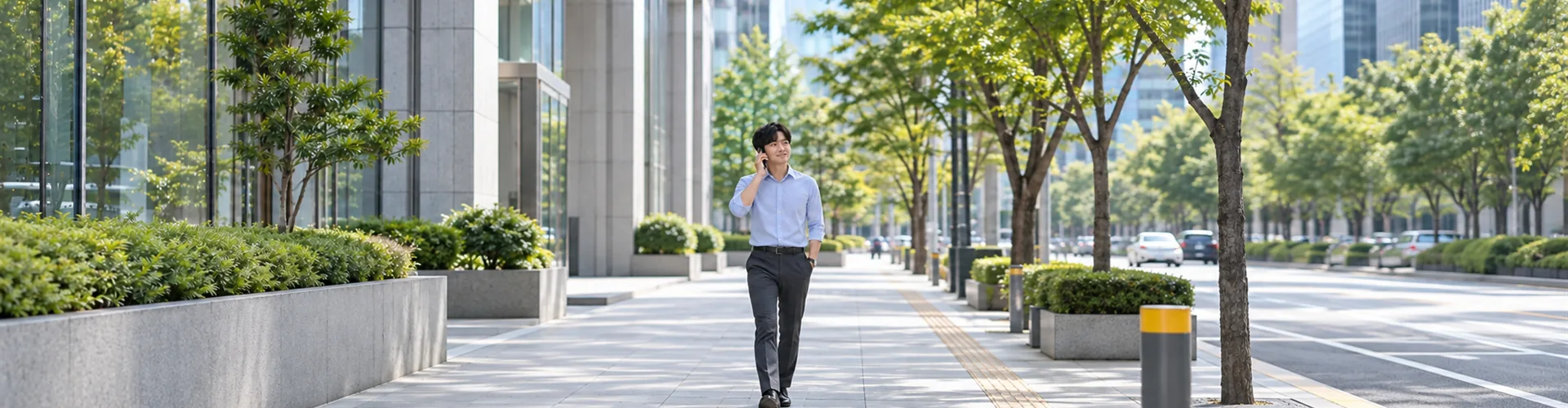 대구 일수 — 도심 거리에서 휴대폰으로 상담 전화를 하며 걷는 직장인